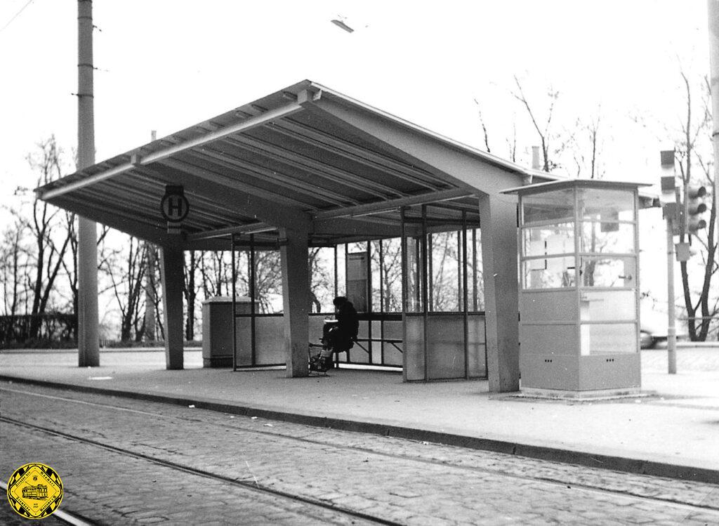 Im Jahr 1954 gab es auf der Strecke Plinganserstraße ab Steinerstraße und Boschetsriederstraße bis zur Hoffmannstraße eine weitgehende  Gleiserneuerung. Die Schleife Hofmannstraße wurde bei dieser Baumaßnahme nicht erneuert oder verändert. Dabei erfolgte allerdings auch der Umbau der Kurve Boschetsrieder- / Wolfratshauser Straße mit der Verlegung der Haltestellen in die Nord/West-Ecke der Kreuzung. Hier verschwand das alte gemauerte Stationshaus und es gab moderne Haltestellen-Dächer bei der Trambahn und in der Bus-Spur.